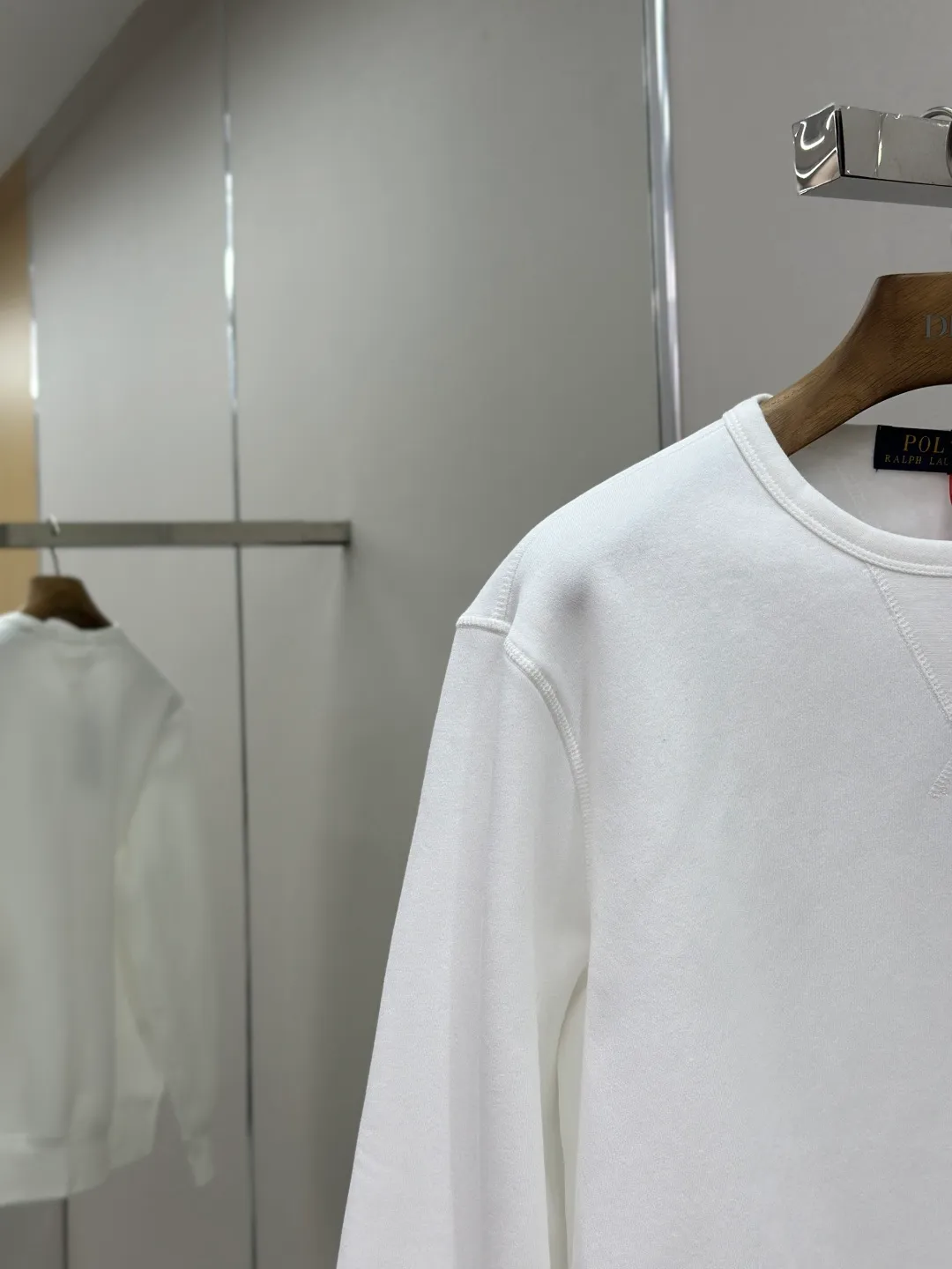 P290 [Same-origin fabric, exclusive new style, first choice for old money] Ralph Laure Ralph Lauren embroidered long-sleeved sweatshirt is made of cotton blended fabric, which is soft and tough to the touch. It has been finely spun and pre-shrunk, making it comfortable to the touch and not easy to deform. You don’t have to worry about shrinkage or pilling for daily wear and washing, and the texture is stable and online! The pony embroidery on the chest, despite the small size, has fine stitches and every stitch is perfectly stitched. The embroidery thread is pure in color and high in fastness. It is simple and high-end, highlighting the brand's iconic exquisite craftsmanship! The neckline is a classic round neck design, with an exquisite small V-shaped splicing design at the bottom. The workmanship is particularly neat, and the stitching in the circle is straight and even, without any distortion. It will not become loose and deformed after being worn for a long time. It fits the neck without being tight, and it is full of comfort! Scan the QR code on the label to enter the official website directly! It’s like adding an “identity pass” to clothes, and the quality is directly visualized ‼ ️ Size: S-XL